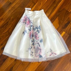 White floral skirt, size 00, from Black and White.